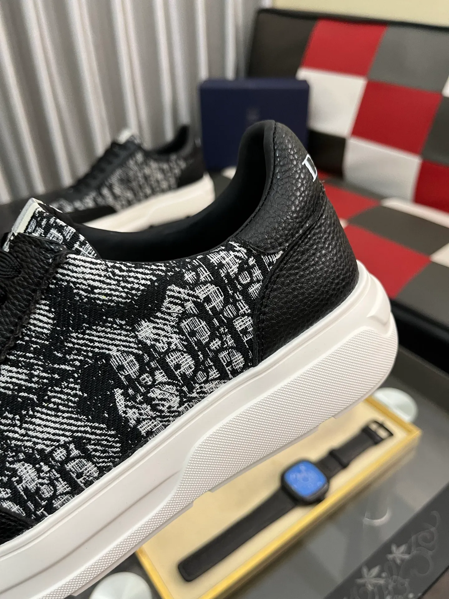 Men's shoes💰: 420⌚️⌚️[Dior] Dior's new men's genuine leather casual shoes, the highest version on the market, any comparison is welcome🆚! The original leather has excellent texture and is super high-end! Fetal sheep net lining imported from Italy, removable pad! Luxurious materials and fine workmanship, highly recommended! Code number: 38-444⃣️Color optional